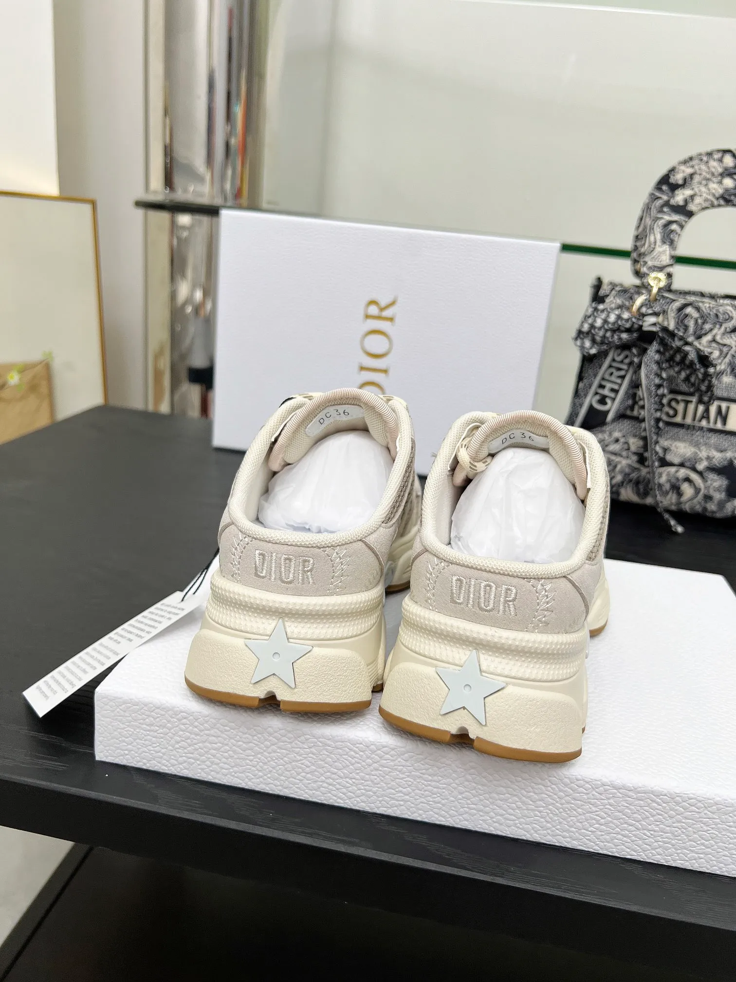 p560🐮🐮This Dior Chrono sports half slipper reinterprets running shoes with Dior's haute couture style. Gray mesh fabric is paired with tonal suede calfskin panels, the CD logo on the side, the star patch on the tongue and the Dior logo on the heel, all in classic fine detail. Featuring two-tone laces and a lightweight sole with star graphics, they can be worn year-round. Size: Women’s size 35-41 (35/42 can be customized) Men’s size 40-46 (men’s version is being printed) Color: 12 colors available